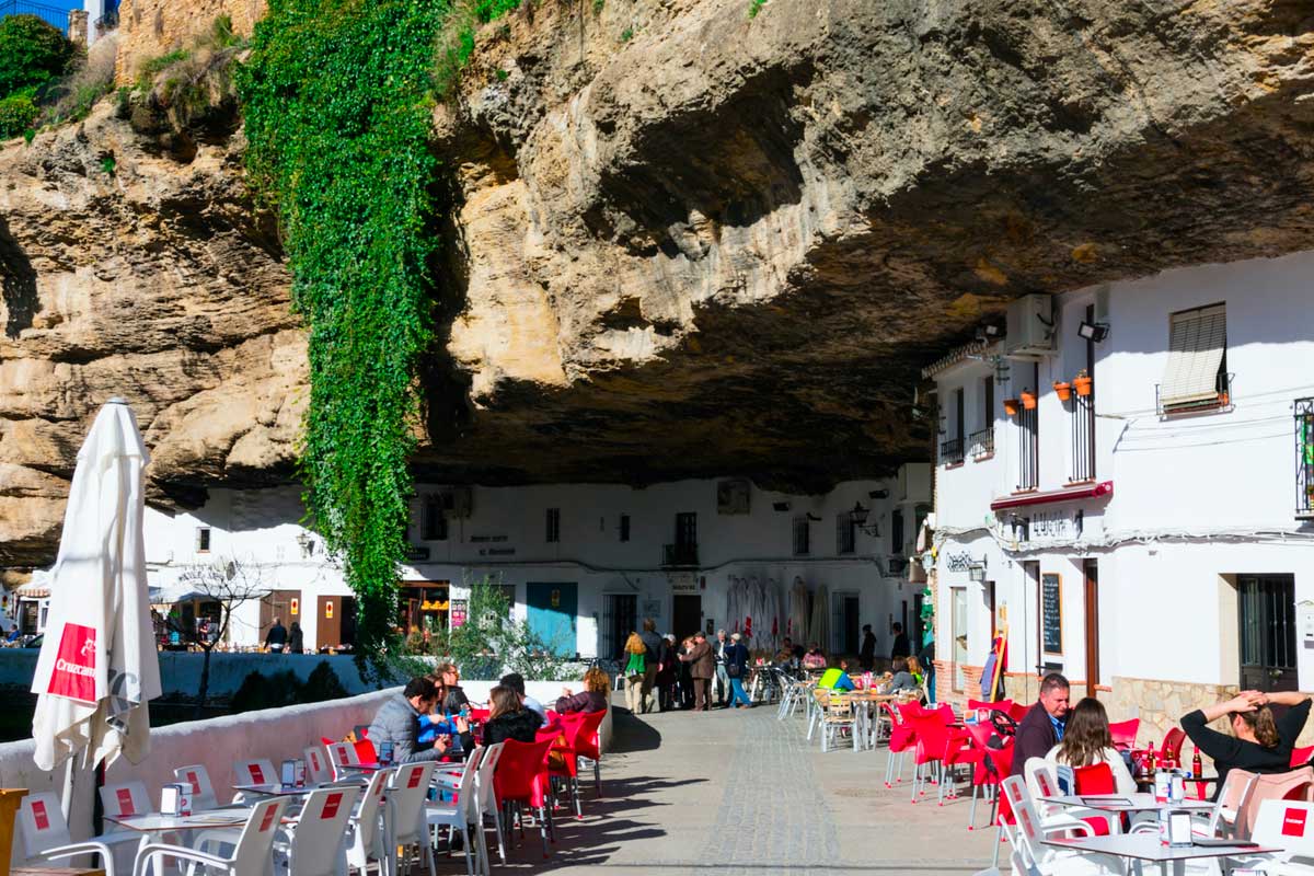 Setenil de las Bodegas : le village blanc troglodytique d'Andalousie
