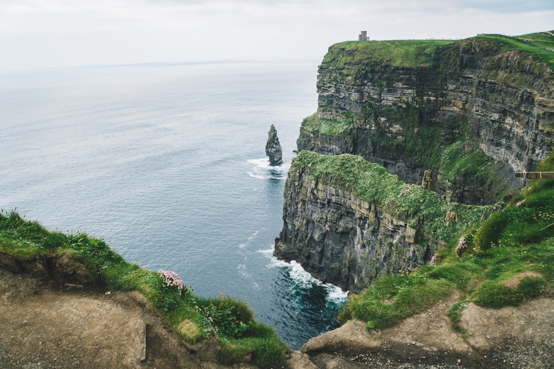 À la découverte des falaises de Moher et des trésors cachés de l’Irlande découvrez les falaises de moher, un site spectaculaire en irlande, offrant des panoramas à couper le souffle sur l'océan atlantique. plongez dans cette merveille naturelle, où la beauté sauvage des paysages rencontre la richesse de la faune locale. un incontournable pour les amoureux de la nature et les aventuriers.