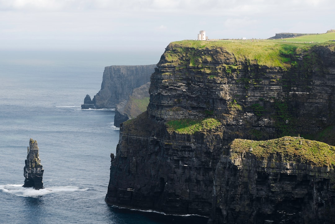 découvrez les majestueuses falaises de moher, un site emblématique d'irlande qui offre des paysages à couper le souffle, des panoramas sur l'atlantique et une faune diverse. idéal pour les randonnées et les amateurs de nature.