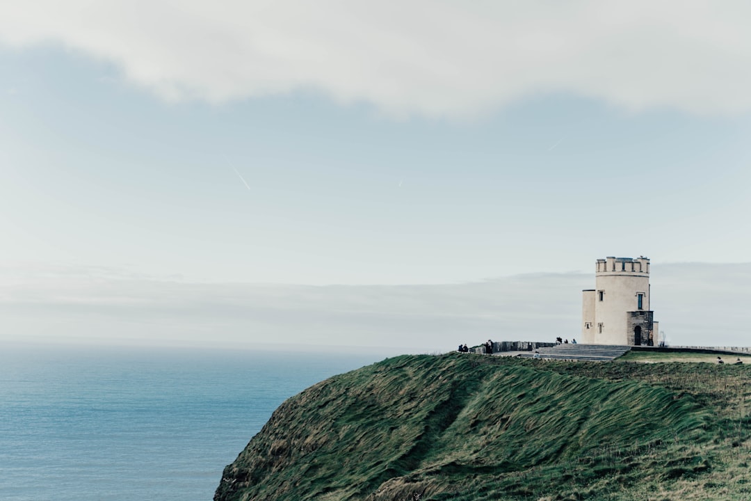 découvrez les majestueuses falaises de moher, un site naturel époustouflant en irlande offrant des vues panoramiques sur l'océan atlantique et des sentiers de randonnée à couper le souffle. idéal pour les amoureux de la nature et les aventuriers.