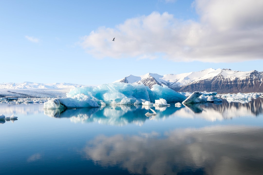 Préparer son aventure hivernale en Islande : Nos astuces indispensables découvrez la beauté sauvage de l'islande, un pays fascinant aux paysages époustouflants. explorez ses glaciers, ses volcans et ses sources chaudes, tout en plongeant dans la culture unique des islandais. parfait pour les aventuriers et les amoureux de la nature.
