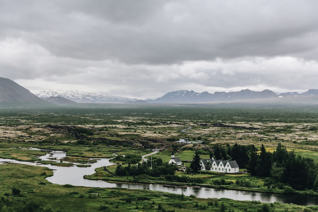 découvrez l'islande, une terre de paysages époustouflants, de volcans majestueux, de geysers impressionnants et de cascades à couper le souffle. explorez la culture unique, les aurores boréales et une faune riche dans cette destination incontournable du grand nord.