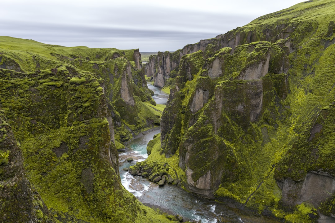 découvrez l'islande, une terre de magnifiques paysages volcaniques, de geysers impressionnants et de chutes d'eau à couper le souffle. explorez cet islande unique entre glaciers et aurores boréales, et plongez dans la culture riche et fascinante de ce pays nordique.