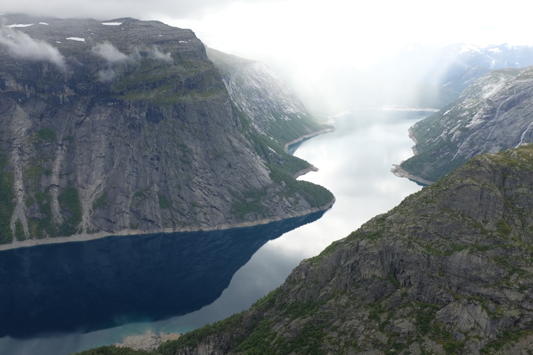 découvrez trolltunga, l'une des plus célèbres formations rocheuses de norvège, offrant des vues spectaculaires sur le fjord de ringedalsvatnet. que ce soit pour la randonnée ou la photographie, trolltunga est une aventure incontournable au cœur d'une nature à couper le souffle.
