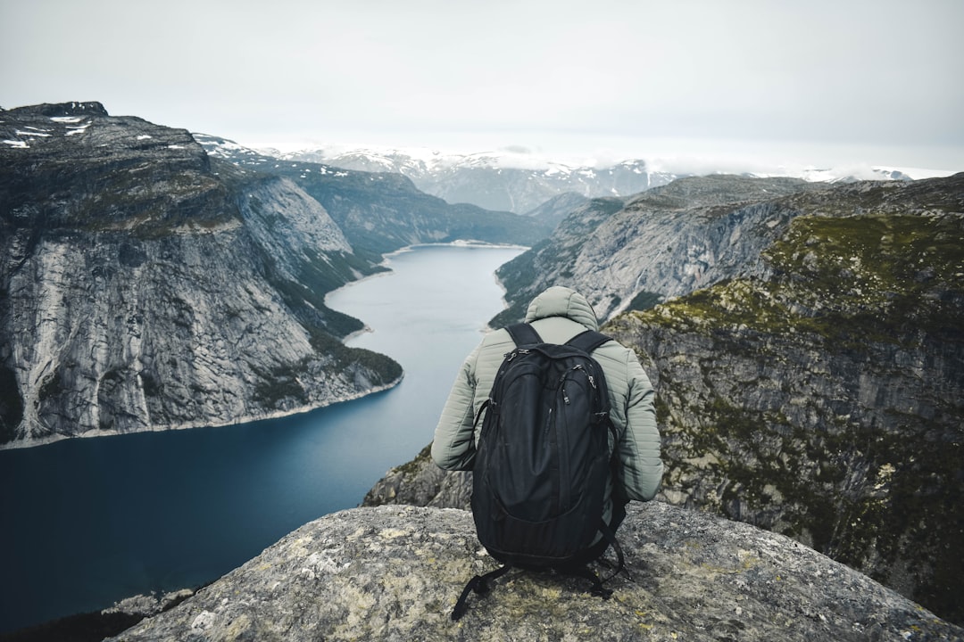 découvrez trolltunga, l'une des plus célèbres formations rocheuses de norvège, offrant des vues imprenables sur le fjord de ringedalsvatnet. une aventure inoubliable vous attend avec des sentiers de randonnée spectaculaires et des paysages à couper le souffle.