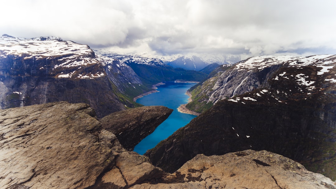 découvrez trolltunga, l'une des plus majestueuses formations rocheuses de norvège, offrant des panoramas à couper le souffle sur le fjord de ringedalsvatnet. partez à l'aventure et vivez une expérience inoubliable au cœur de la nature norvégienne.