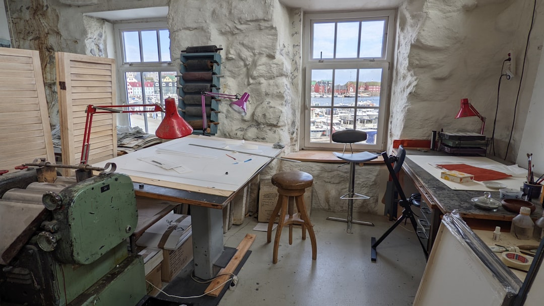 découvrez tórshavn, la charmante capitale des îles féroé, célèbre pour son atmosphère pittoresque, ses maisons colorées au toit d'herbe et son riche patrimoine culturel. explorez ses attractions historiques, ses paysages époustouflants et sa cuisine locale unique pour une expérience inoubliable.