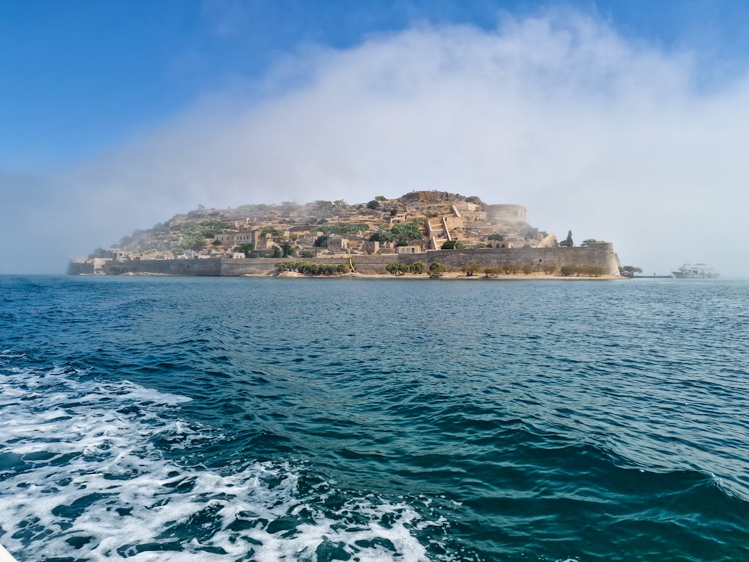 découvrez agios nikolaos, une charmante ville côtière en crète, célèbre pour ses paysages pittoresques, ses eaux turquoise et son ambiance méditerranéenne. explorez ses ruelles animées, ses plages ensoleillées et savourez la délicieuse gastronomie locale tout en profitant d'une vue imprenable sur le lac voulismeni.