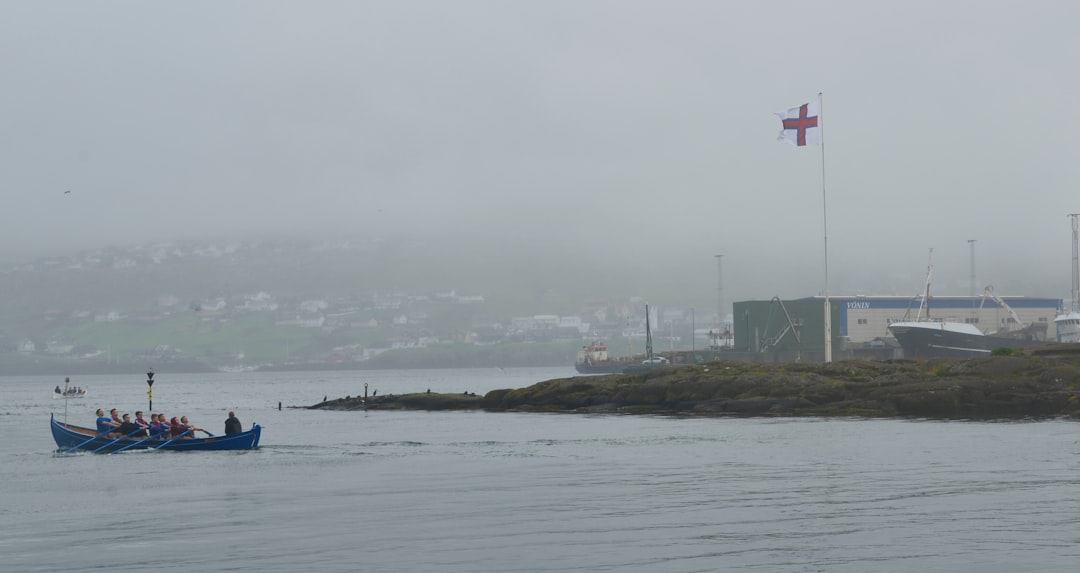 tórshavn, la capitale des îles féroé, vous invite à découvrir son atmosphère unique, sa riche culture nordique, ses paysages à couper le souffle et son port pittoresque. explorez cette ville charmante, où tradition et modernité se rencontrent au cœur de l'atlantique.